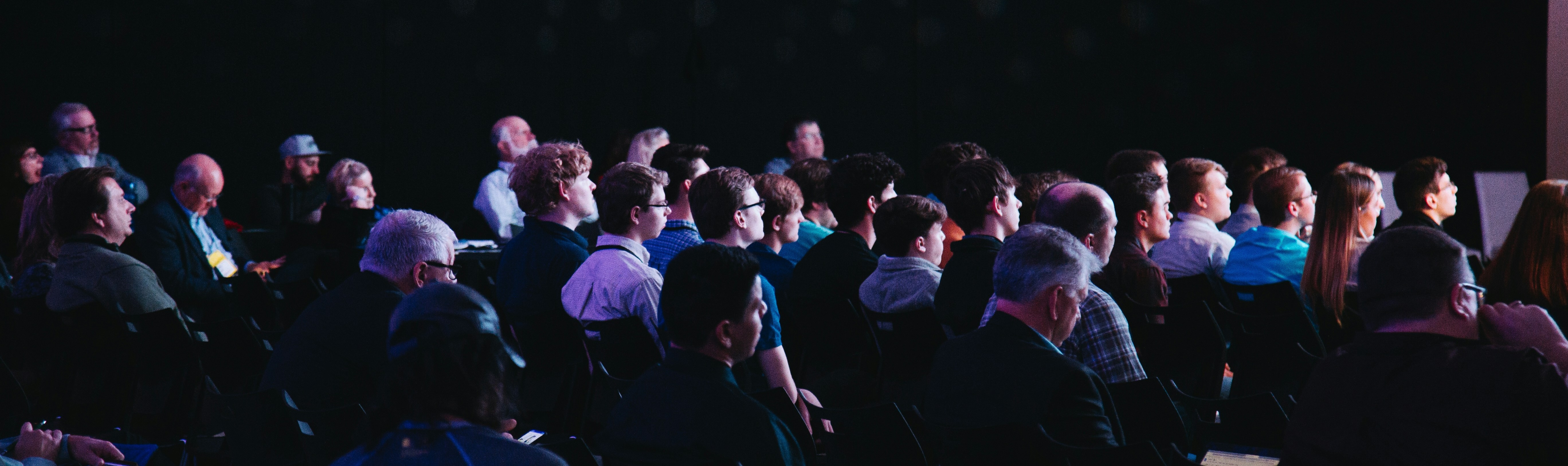 personnes assistant à une conférence